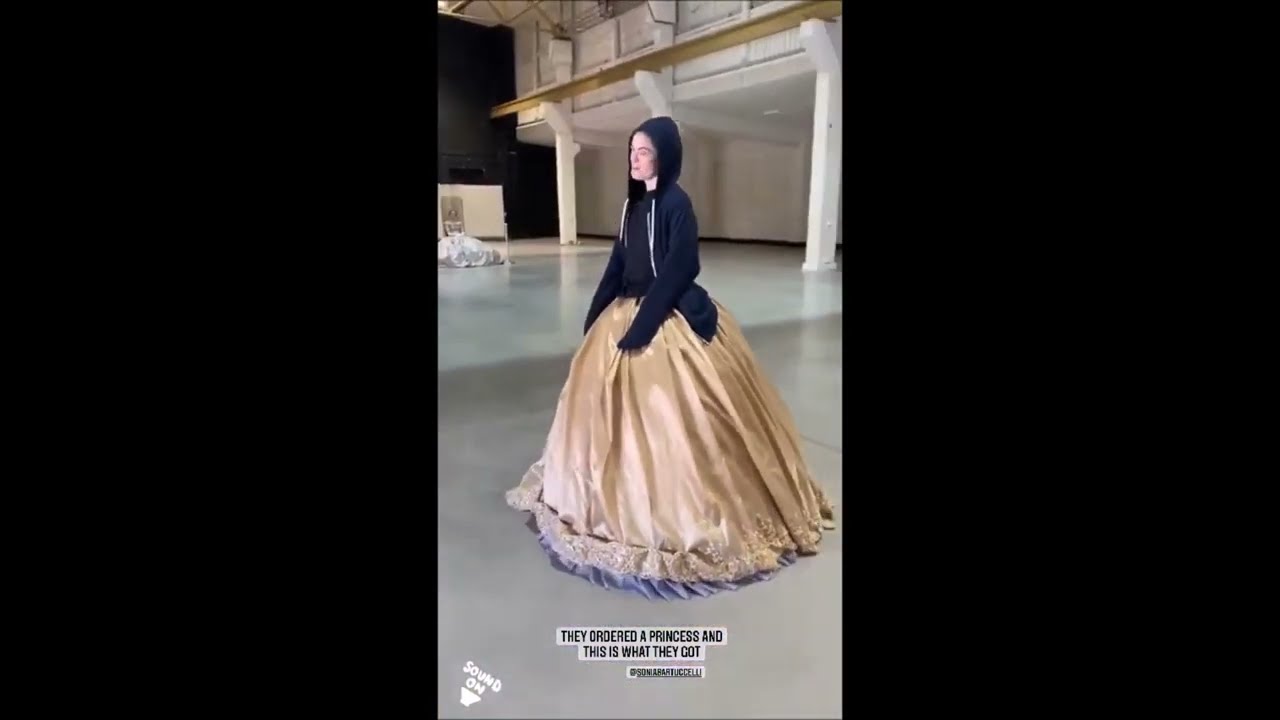 Dominique Devenport and Pauline Rénevier behind the scenes for Sisi