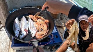 PESQUEI E PREPAREI O ALMOÇO NO BARCO - CATCH AND COOK !