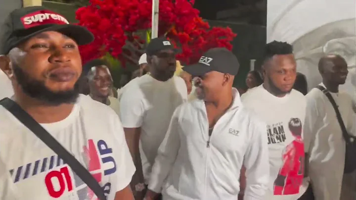 SAM LARRY GREETS MC OLUOMO AT WASIU AYINDE NEW YEAR FEST OF MUSIC