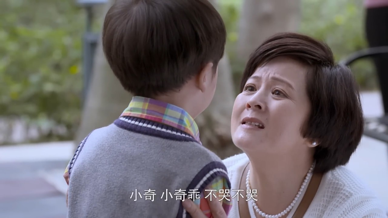 Женщина спасла упавшего маленького мальчика, это оказался её давно потерянный внук!