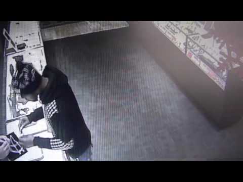 man-steals-$8,000-necklace-from-jewelry-store-(12/16/16)