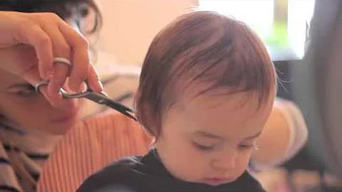 Quand couper les cheveux à un bébé ?