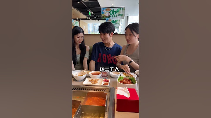 哥哥这待遇不错呀，两个美女陪着可把他美死了！