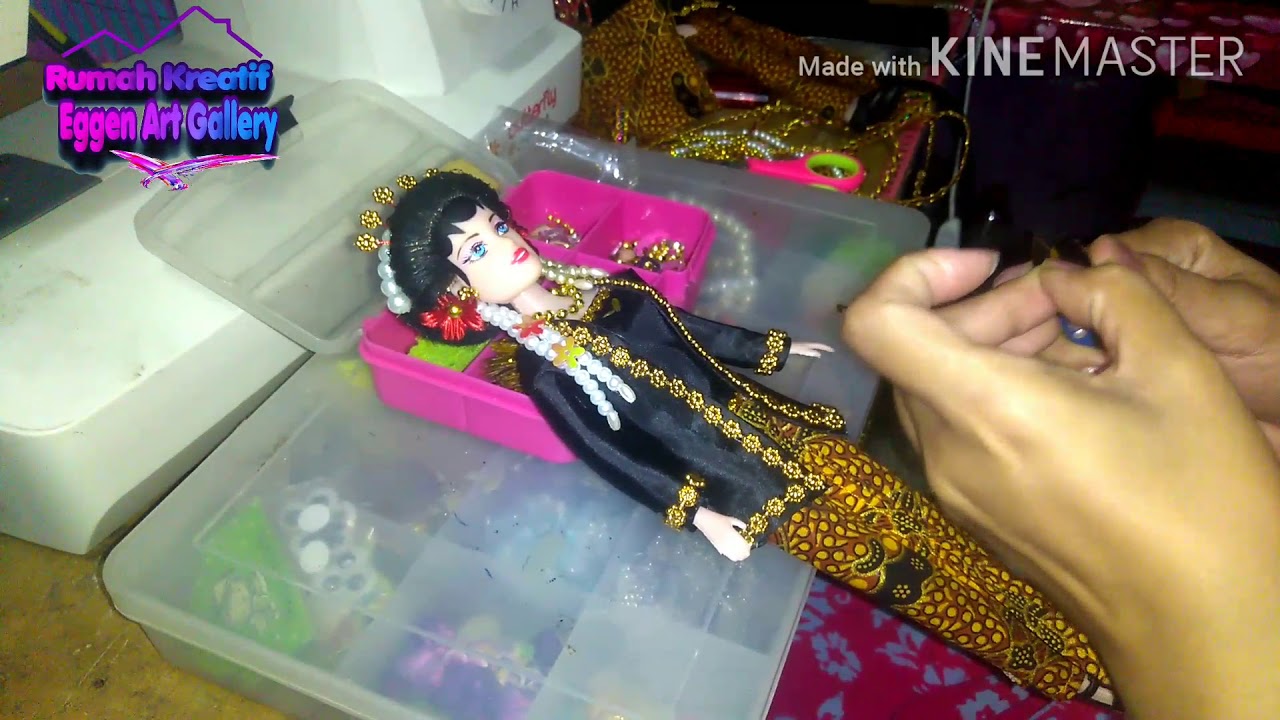 Proses pembuatan boneka adat 34 Provinsi...