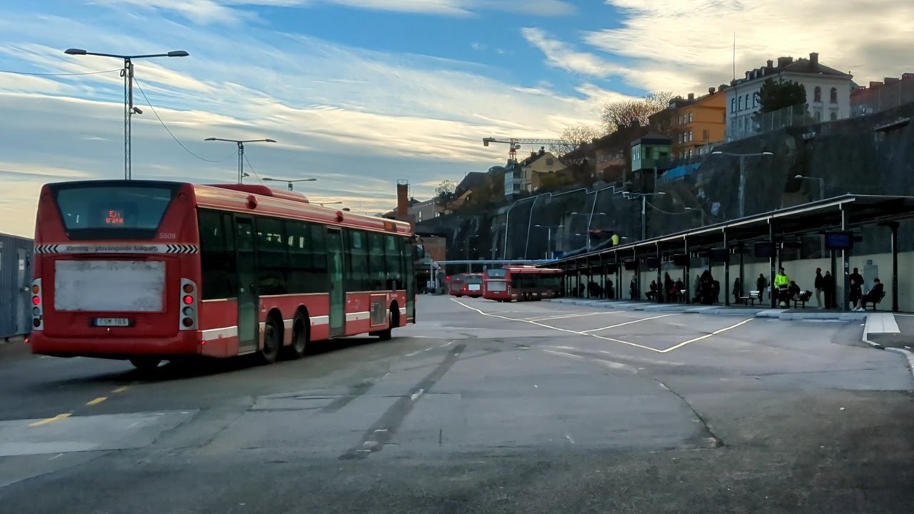 Stockholm, Slussen, provisorisk bussterminal för bussar mot Nacka och Värmdö. Text, subtitles.