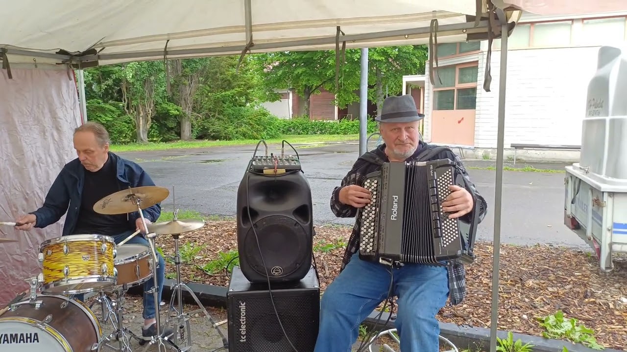 Trio Pelkonen - Syksyn muistoja (säv. Kalevi Helenius)