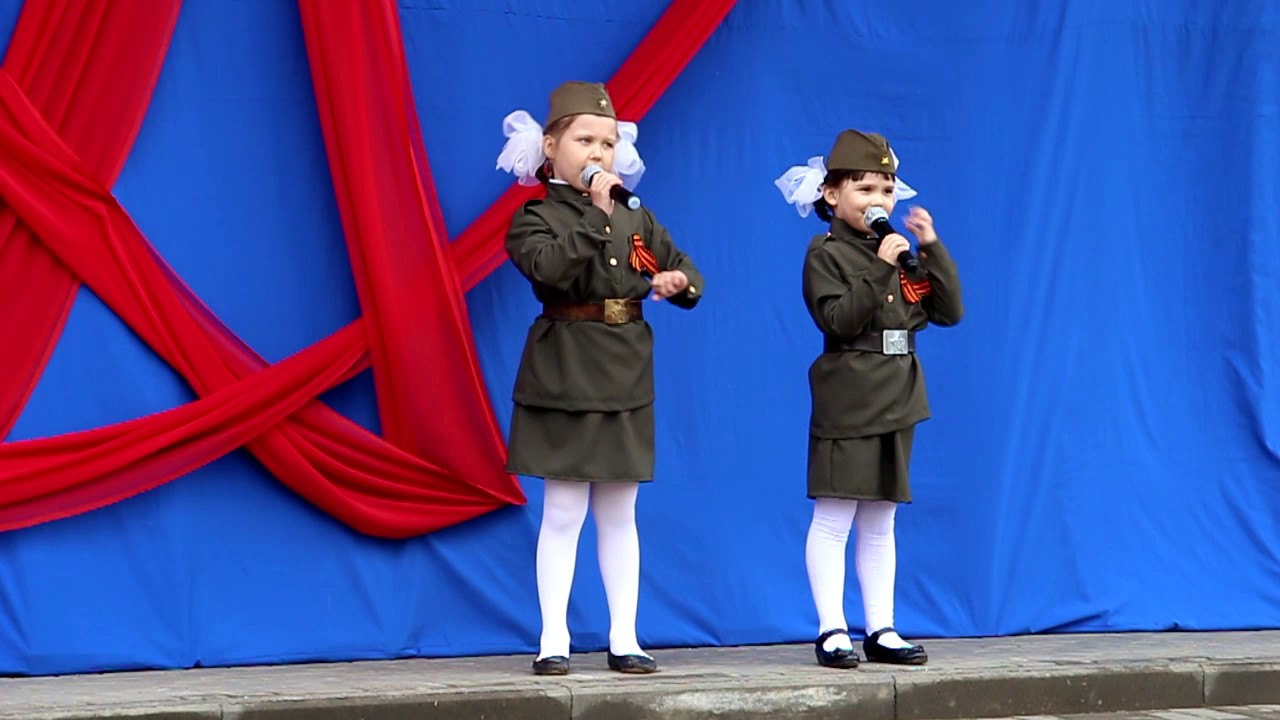 Песня день победы в исполнении детей. Дети поют день Победы. Дети поют Катюшу. Дети поют 9 мая. Девочка поет военное.