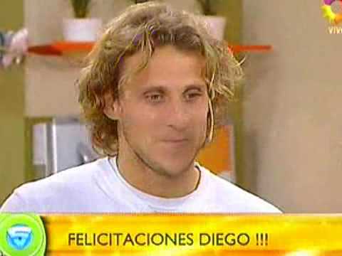 El uruguayo Diego ForlÃ¡n es un ganador. El BalÃ³n de Oro del Mundial se presentÃ³ en el programa gastronÃ³mico que conduce su novia, la argentina Zaira Nara, y no tuvo "roche" en besarla frente a las cÃ¡maras. Mismo Iker Casillas y Sara Carbonero, aunque hay que seÃ±alar que fue Zaira quien tomÃ³ la iniciativa. MÃ¡s bien, el charrÃºa andaba algo avergonzado. En dicho espacio televisivo, ForlÃ¡n se refiriÃ³ al gran papel de Uruguay en la Copa del Mundo. "SabÃ­amos que podÃ­amos hacer un buen Mundial, pero no Ã©ramos conscientes de que Ã­bamos a quedar en la historia", dijo. "A medida que fueron pasando los partidos, nos dimos cuenta de que la ilusiÃ³n de la gente era una locura", aÃ±adiÃ³.