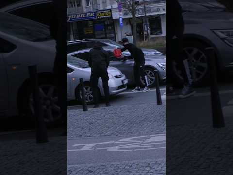 Подожгли машину прямо на дороге..