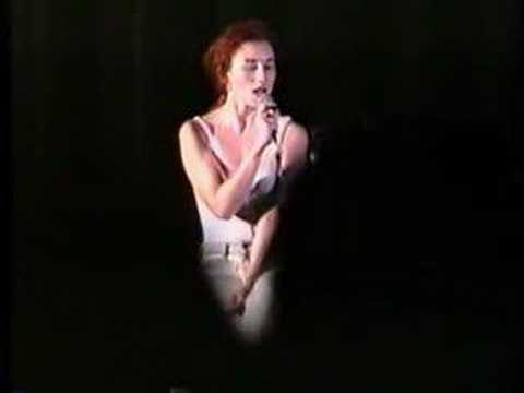 Tori Amos - Carefree Theatre 08-16-92 =10=Me And A Gun