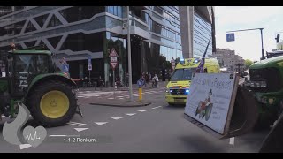 Ambulance 147 en 118 met spoed langs boeren protesten bij 2e kamer in Den Haag.
