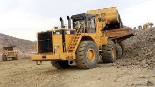 Rock & Roll: CAT 990H loading 773B's