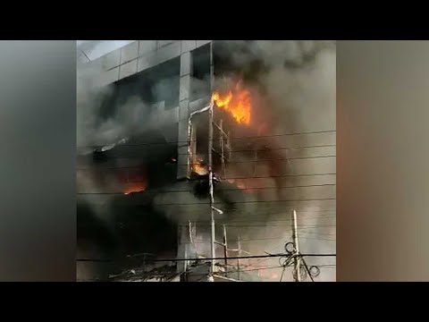 watch:-massive-fire-at-building-in-west-delhi,-24-fire-engines-rushed