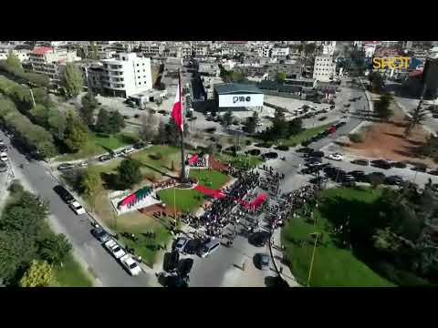 رفع علم لبناني كبير على مدخل زحلة بدعوة من البلدية