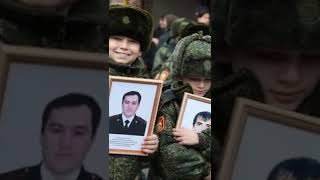 В Дагестане 500 детей в военной форме вышли с портретами своих погибших в Украине отцов.