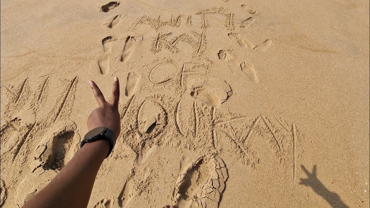 Beach day with family & friends 🖤❤️
