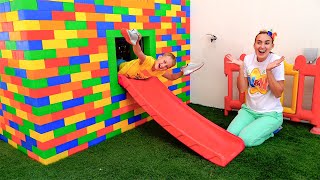 Mamá ayuda a Vlad y Niki a construir una casa de juegos para niños