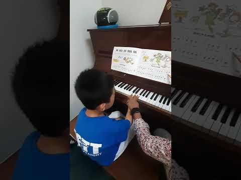 kid first piano lesson