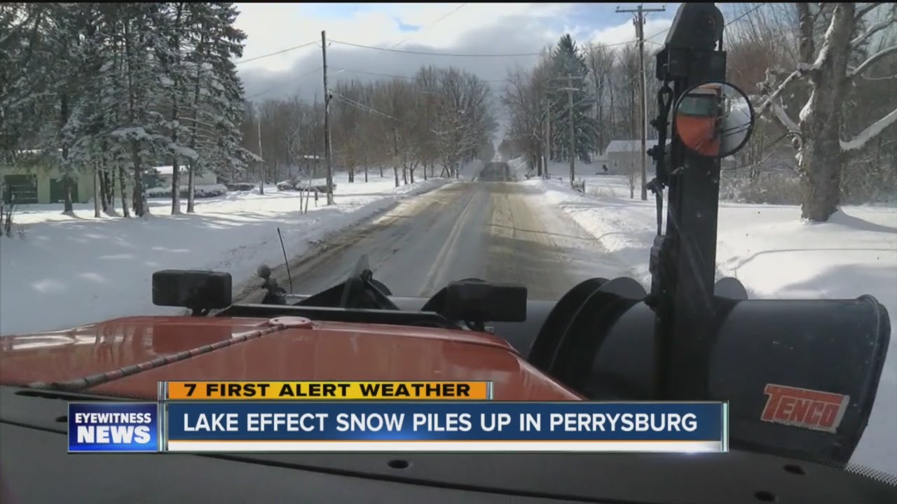 Lake effect snow piles up in Perrysburg - YouTube