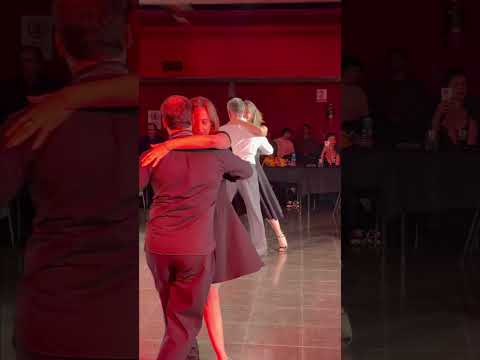 Luis Solanas y María José Iglesias bailando en La Viruta Tango AR