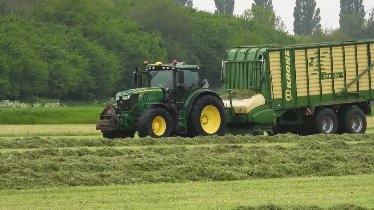John Deere 6215 R en Krone ZX 450 GL in Nijemirdum - YouTube
