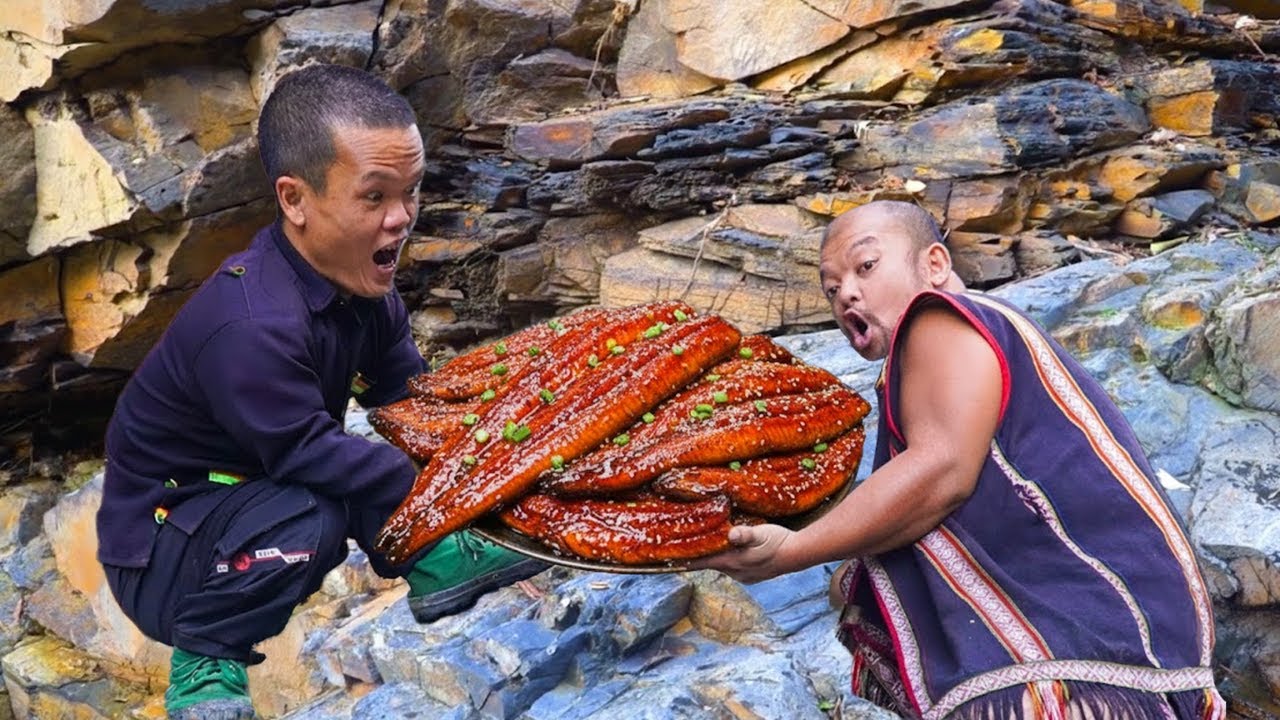 Unexpected Forest Encounter: Primitive Dwarfs Cooking Eel Porridge for Survival