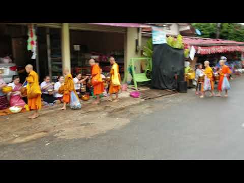 Videó: Almsgiving Luang Prabangban - Matador Hálózat