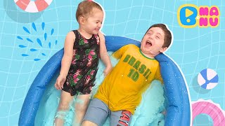 BRINCANDO NA PISCINA DE PLÁSTICO | EXPERIÊNCIAS CIENTÍFICAS PARA CRIANÇAS COM B e MANU