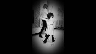 رقص طفله كوريه مع المعلمه