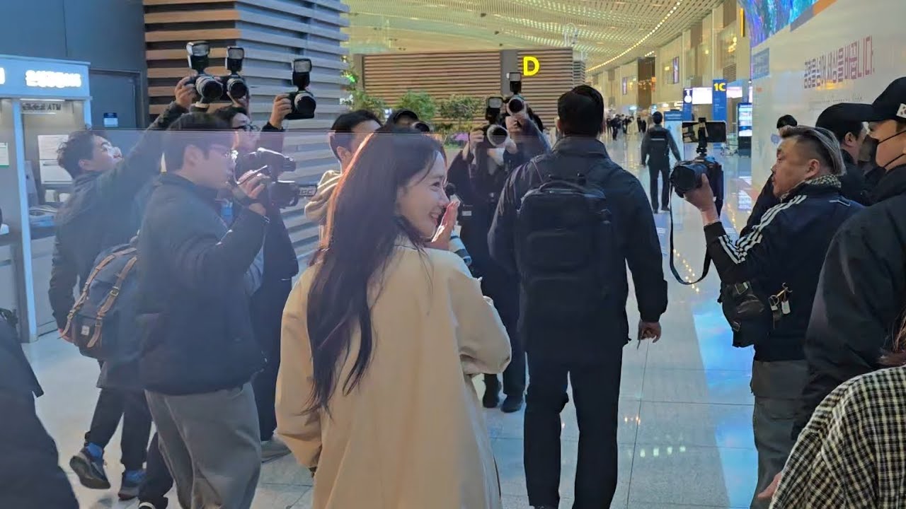 Behind Yoona 임윤아 at Incheon Airport 250325