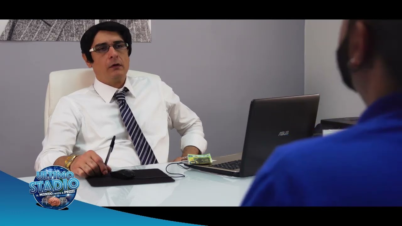 The mast illumina di lampadine il natale 🎅 del suo operaio