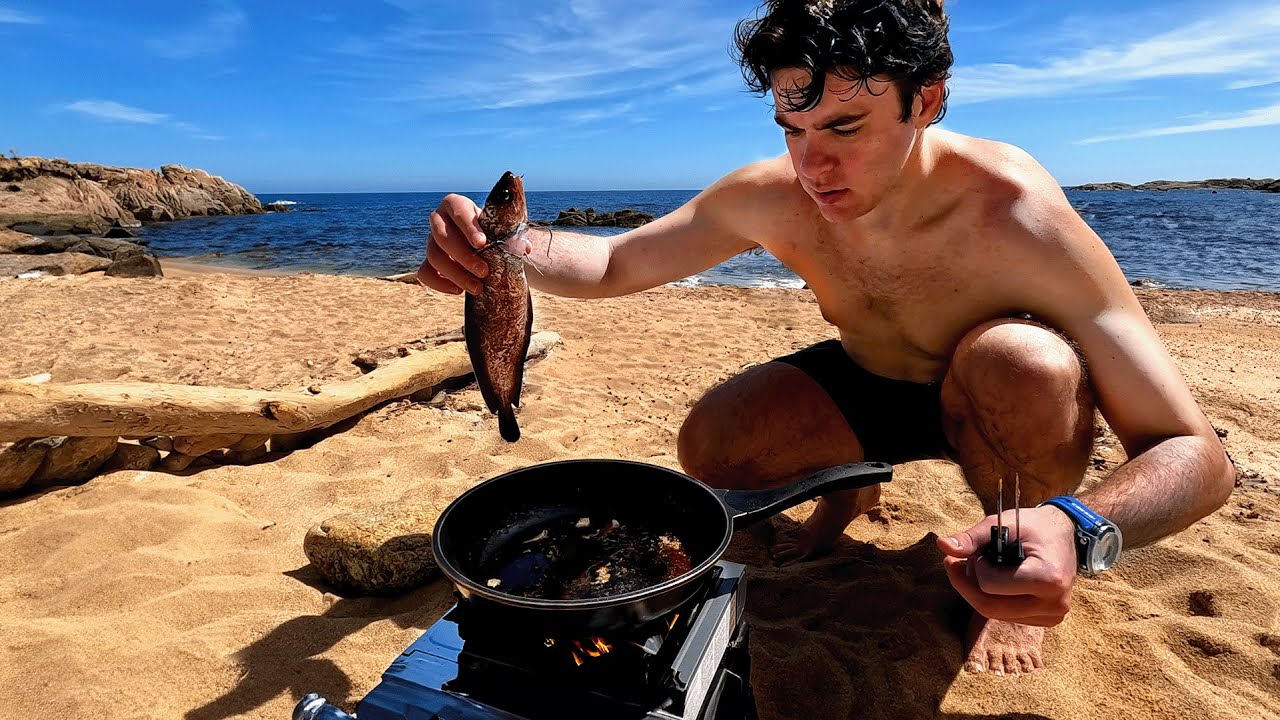 24 Horas Sobreviviendo y Pescando en una Playa Abandonada
