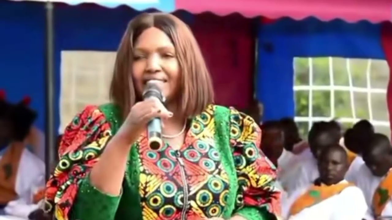 Сенатор Табита Каранджа читает лекцию губернатору Сьюзан Кихике о плохом управлении в округе Наку...