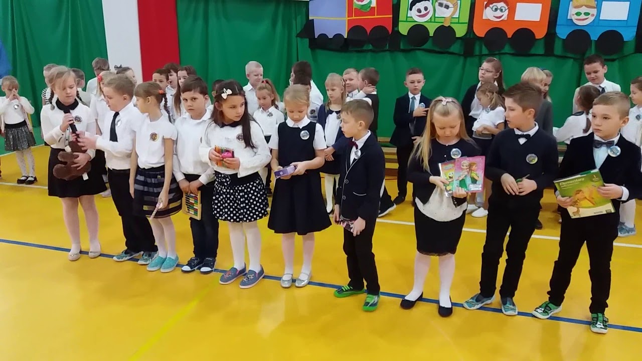 Czyżew. Ślubowanie uczniów klas pierwszych Szkoły Podstawowej im. Szarych Szeregów. 2017