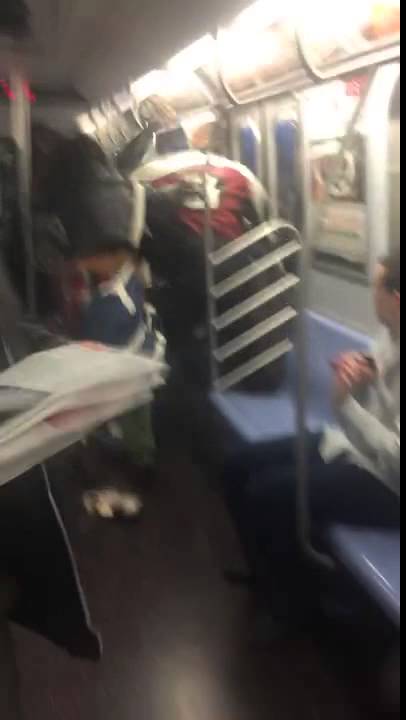Man Smacks the Soul out of girl on the NY Subway. Против негритянки