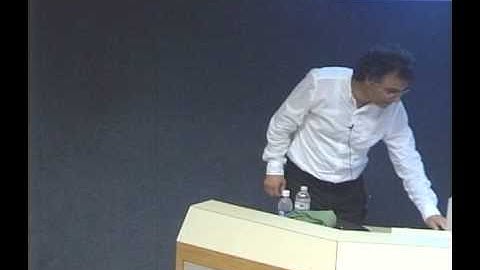 A Computational Perspective on Quantum Physics