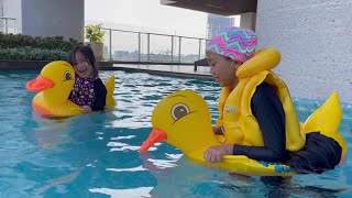SERUNYA KEYSHA DAN AFSHEENA BERENANG DAN BERMAIN BEBEK-BEBEKAN DI KOLAM RENANG