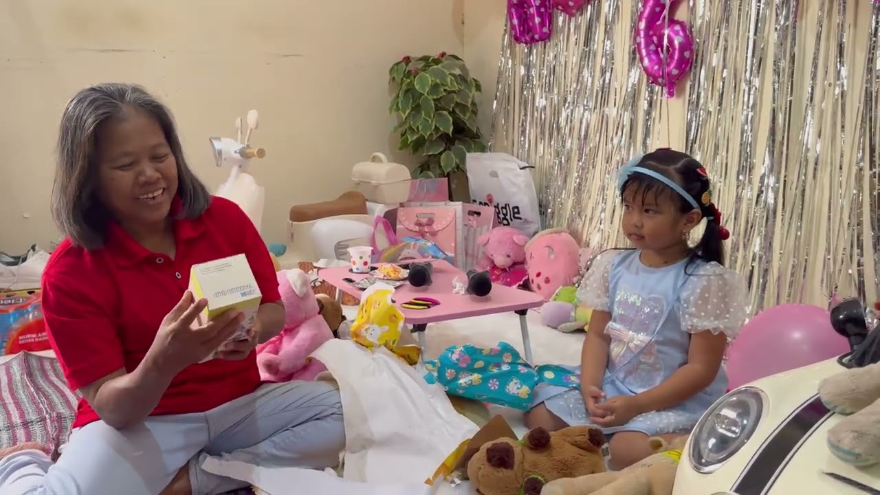 Humaira unboxing kado ulang tahun 