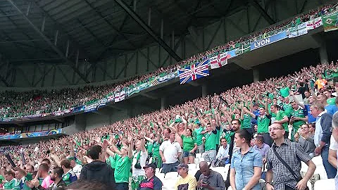 Cosa cantano i tifosi irlandesi?