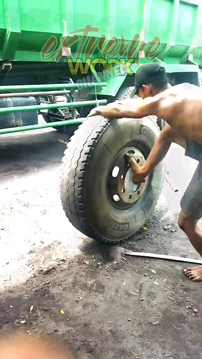 Melepas ban dalam kendaraan dump truck