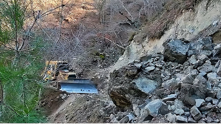 HEYELANLI BÖLGEDE GÖÇÜK altında kalan yolun inşaatı - Rubble road construction in the LANDSLIDE AREA