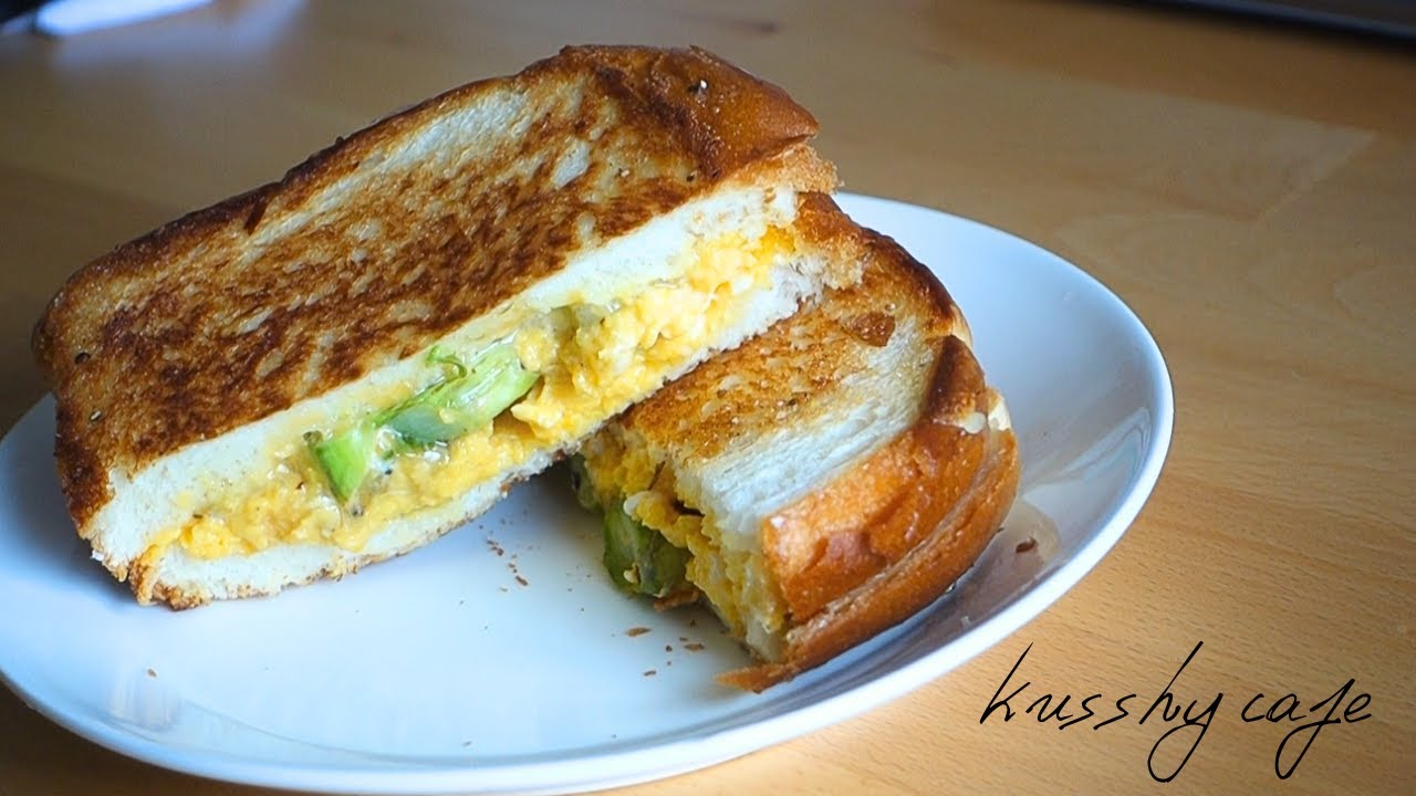 ホットサンドとカフェラテの朝　コーヒー豆を焙煎する休日