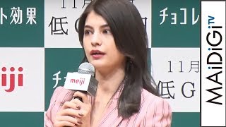 マギー、深Vジャケットで大人の魅力　超ミニレザースカートで美脚も「11月1日は低GIの日」制定記念PRイベント