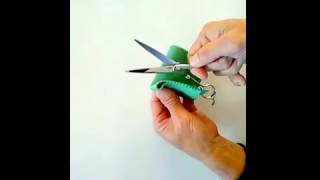 カットシザーをセーム革で拭き取る方法