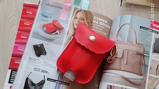 картинка: Яркий комплект: блуза и брелок с санитайзером - Avon