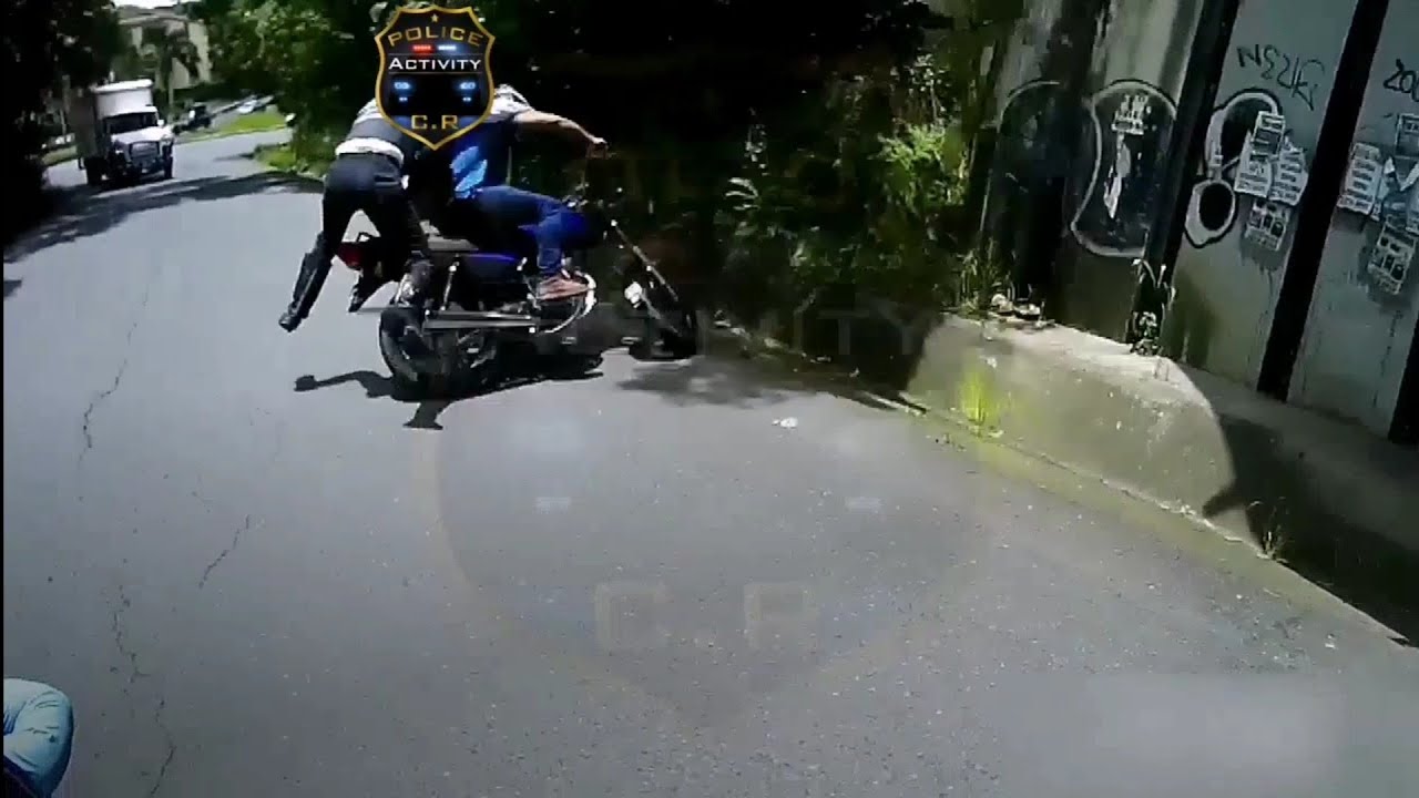 Motociclista agrede físicamente al Oficial de Tránsito después de darse a la fuga!!!