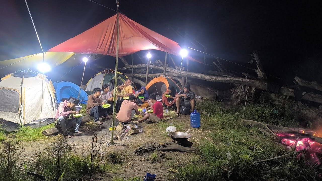 Camping hujan Deras Asyik rame rame cari ikan bersama isri dan teman. ASMR