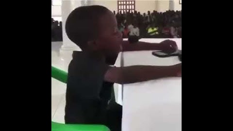 اواخر سورة الحشر بصوت الطفل الإفريقي الذي أدهش الحظور