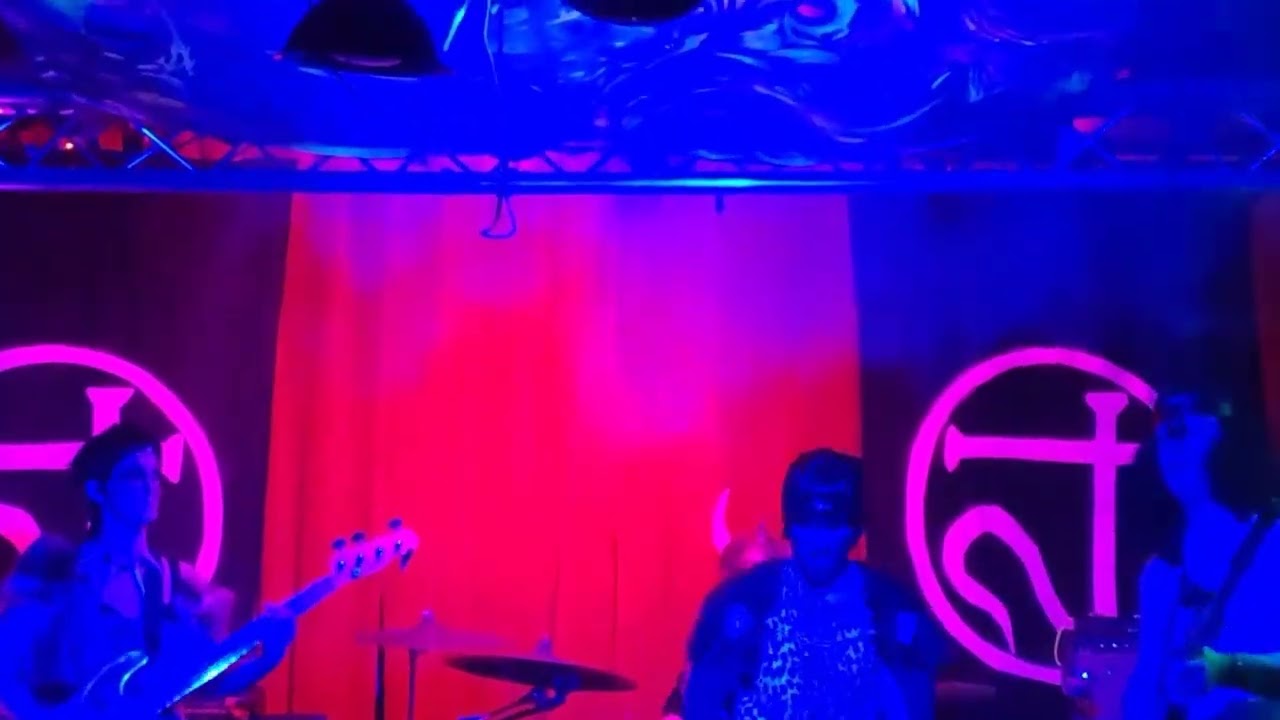 在 YouTube 上觀看「Thunder Glove - "Revenge of the Cave Spiders"」
