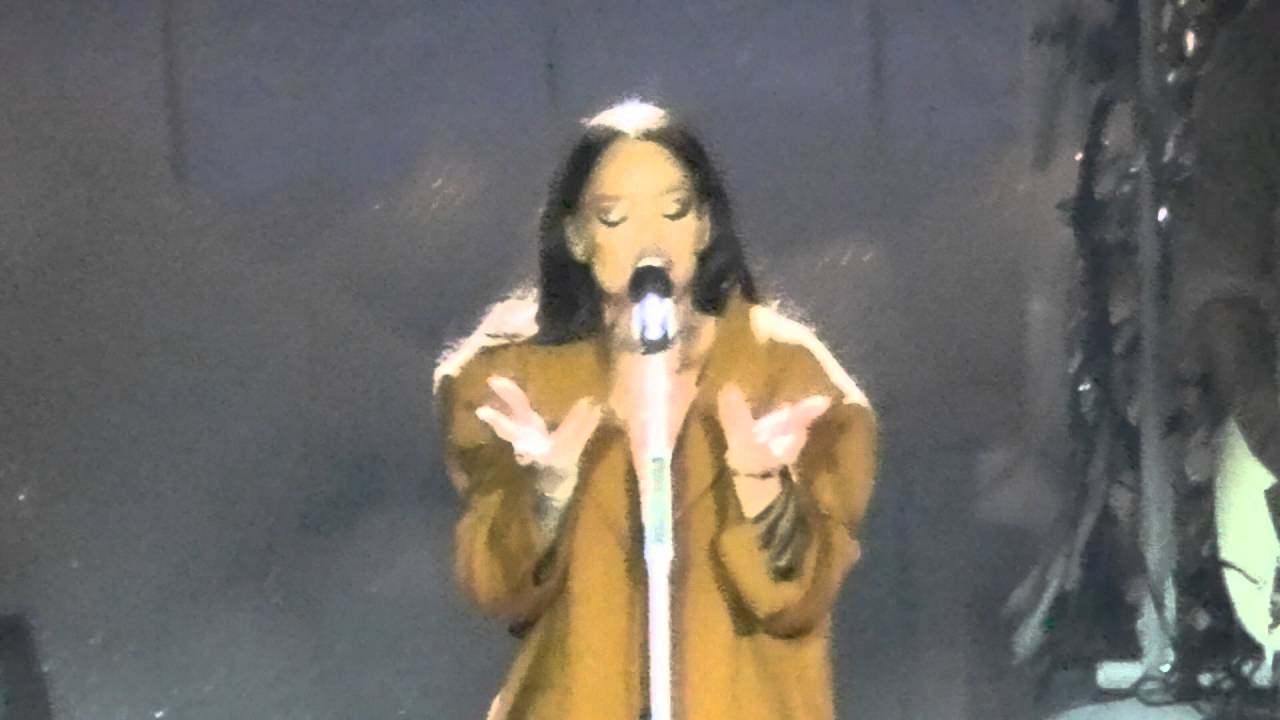 Rihanna - Diamonds (The Forum, Los Angeles CA 5/4/16)